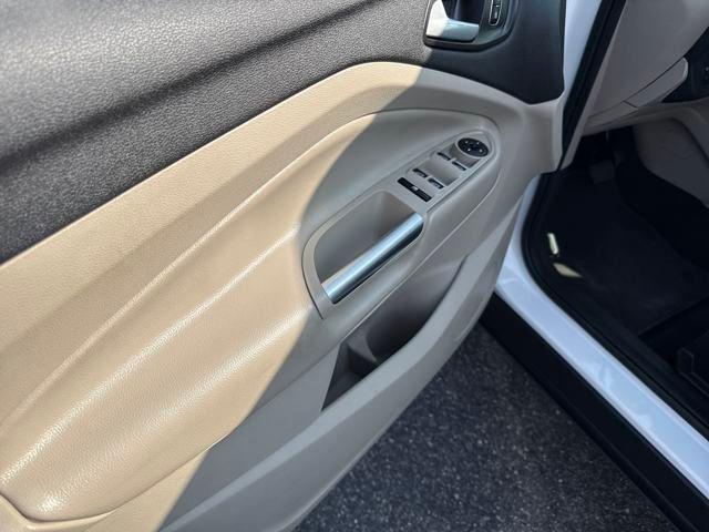 Photo of 2019 White Platinum Metallic Tri-Coat Ford Escape