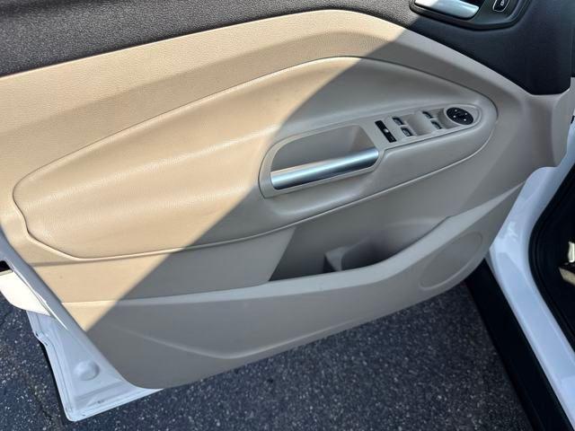 Photo of 2019 White Platinum Metallic Tri-Coat Ford Escape