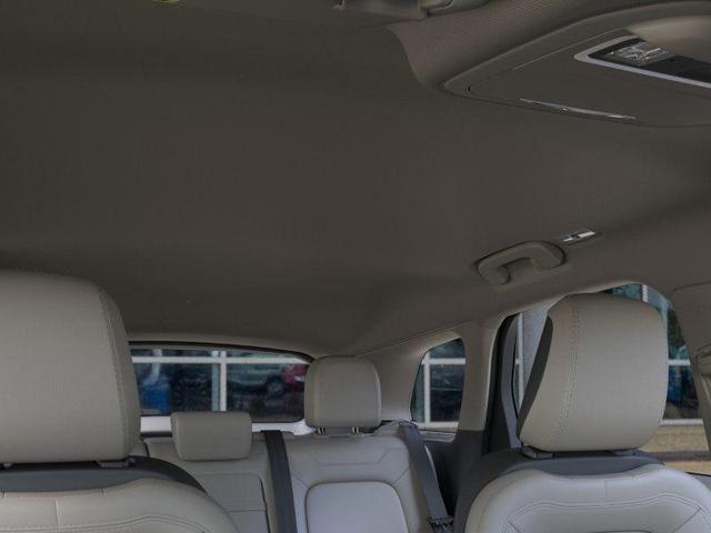 Photo of 2025 Pristine White Metallic Tri-Coat Lincoln Corsair