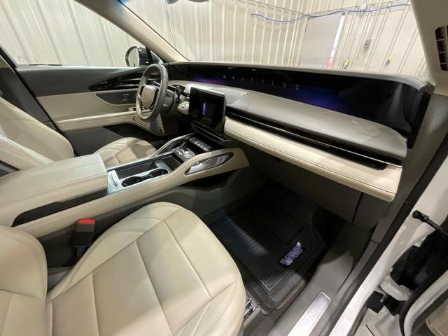 Photo of 2024 White Platinum Clearcoat Metallic Lincoln Nautilus