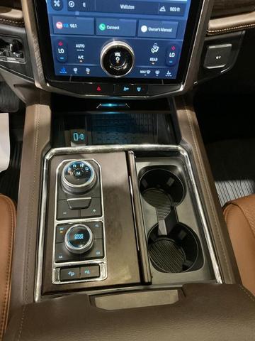 Photo of 2022 Star White Ford Expedition