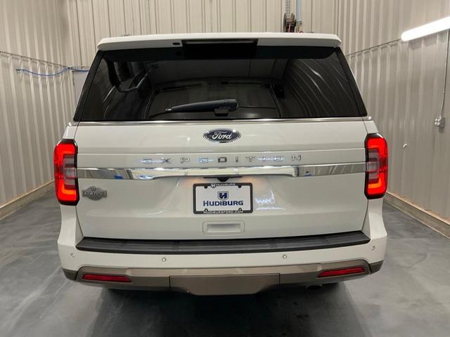 Photo of 2022 Star White Ford Expedition