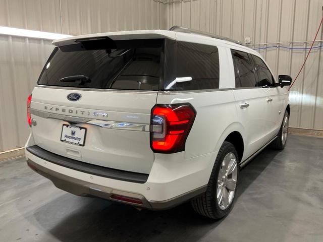 Photo of 2022 Star White Ford Expedition