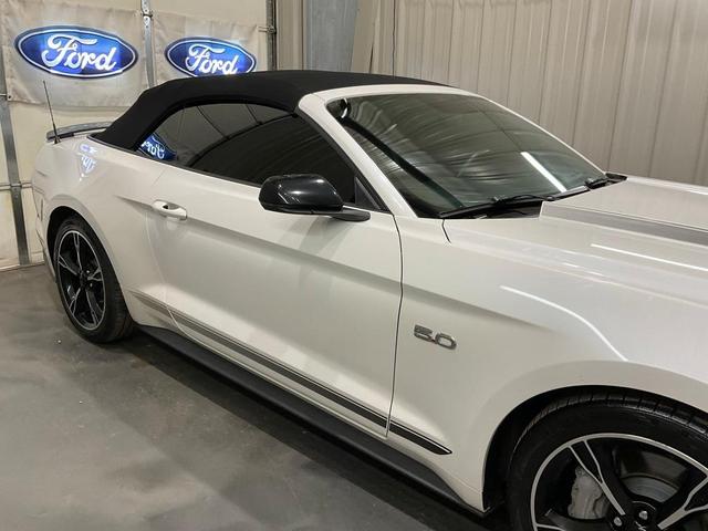 Photo of 2017 White Platinum Ford Mustang
