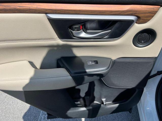 Photo of 2018 White Diamond Pearl Honda CR-V