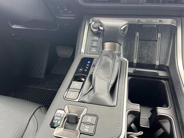 Photo of 2024 Atomic Silver Lexus GX 550