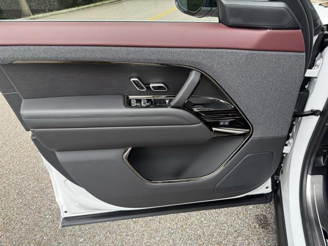 Photo of 2025 White Land Rover Range Rover Sport
