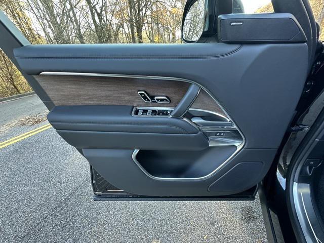 Photo of 2025 Santorini Black Land Rover Range Rover