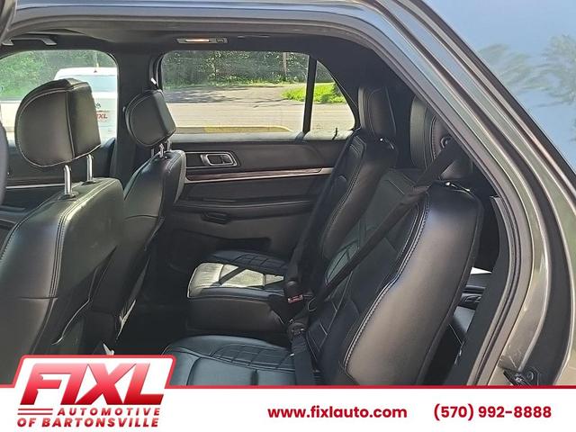 Photo of 2017 Smoked Quartz Metallic Tinted Clearcoat Ford Explorer
