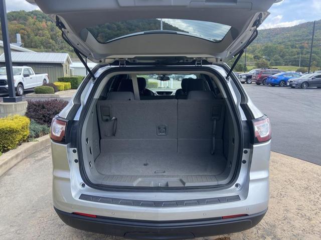Photo of 2015 Silver Ice Metallic Chevrolet Traverse