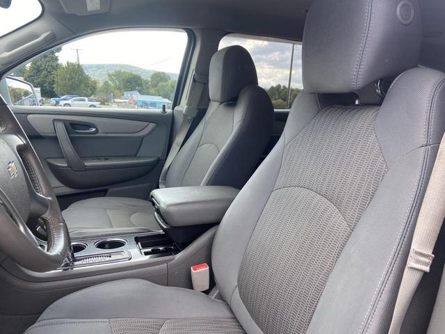 Photo of 2015 Silver Ice Metallic Chevrolet Traverse