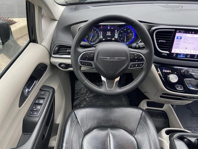 Photo of 2022 Brilliant Black Crystal Pearlcoat Chrysler Pacifica