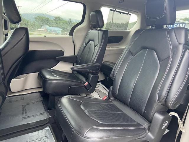 Photo of 2022 Brilliant Black Crystal Pearlcoat Chrysler Pacifica