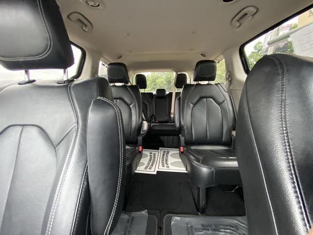 Photo of 2022 Brilliant Black Crystal Pearlcoat Chrysler Pacifica