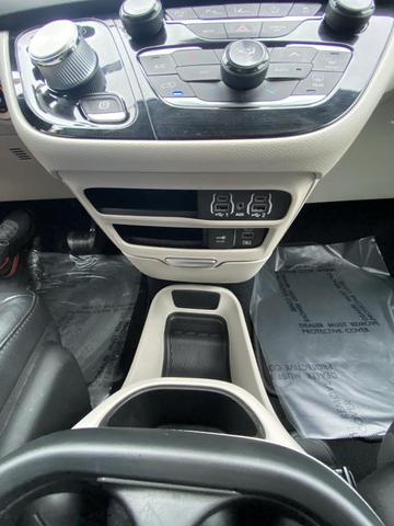 Photo of 2022 Brilliant Black Crystal Pearlcoat Chrysler Pacifica