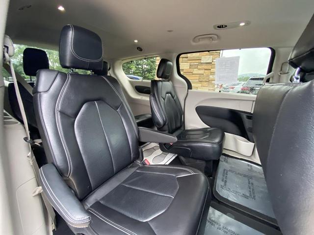 Photo of 2022 Brilliant Black Crystal Pearlcoat Chrysler Pacifica