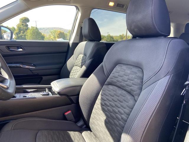 Photo of 2022 Brilliant Silver Metallic Nissan Pathfinder