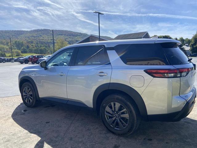 Photo of 2022 Brilliant Silver Metallic Nissan Pathfinder