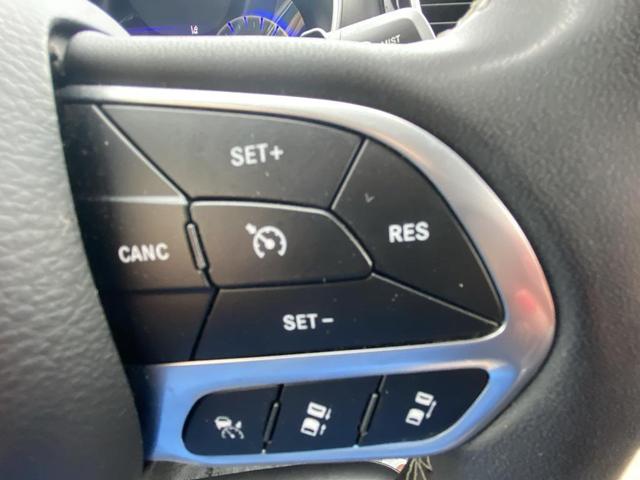 Photo of 2023 Bright White Clearcoat Chrysler Pacifica