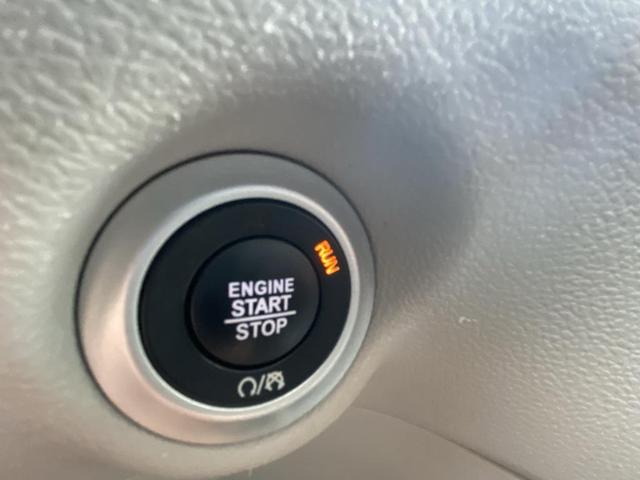 Photo of 2023 Bright White Clearcoat Chrysler Pacifica