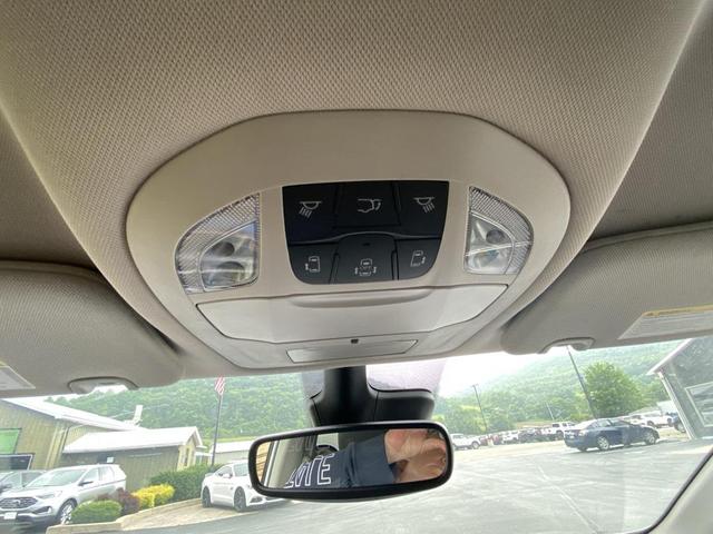 Photo of 2023 Bright White Clearcoat Chrysler Pacifica