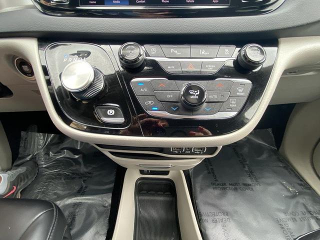 Photo of 2023 Bright White Clearcoat Chrysler Pacifica