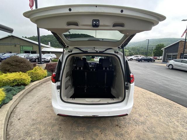 Photo of 2023 Bright White Clearcoat Chrysler Pacifica