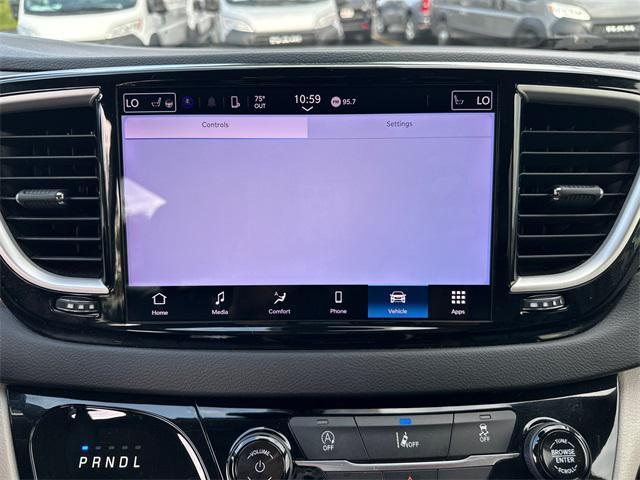 Photo of 2022 Bright White Clearcoat Chrysler Pacifica