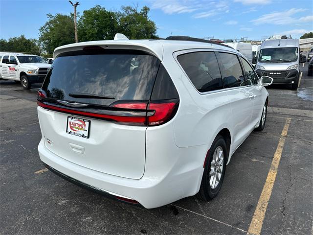 Photo of 2022 Bright White Clearcoat Chrysler Pacifica