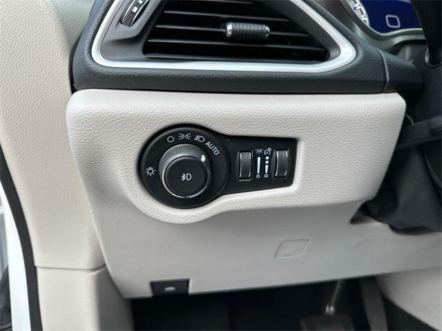 Photo of 2022 Bright White Clearcoat Chrysler Pacifica