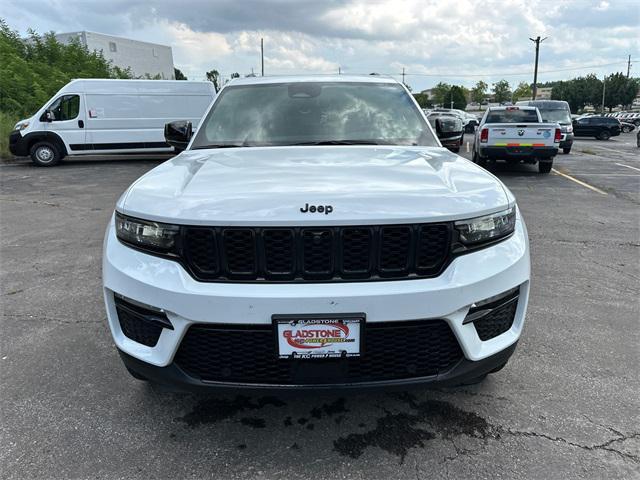 Photo of 2025 White Jeep Grand Cherokee
