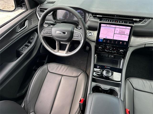 Photo of 2025 White Jeep Grand Cherokee