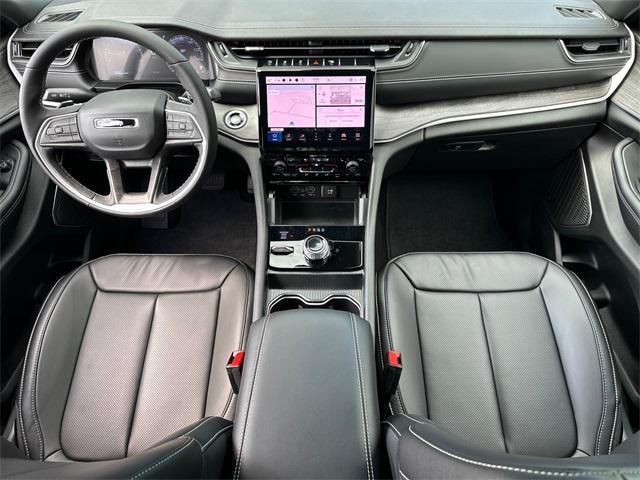 Photo of 2025 White Jeep Grand Cherokee