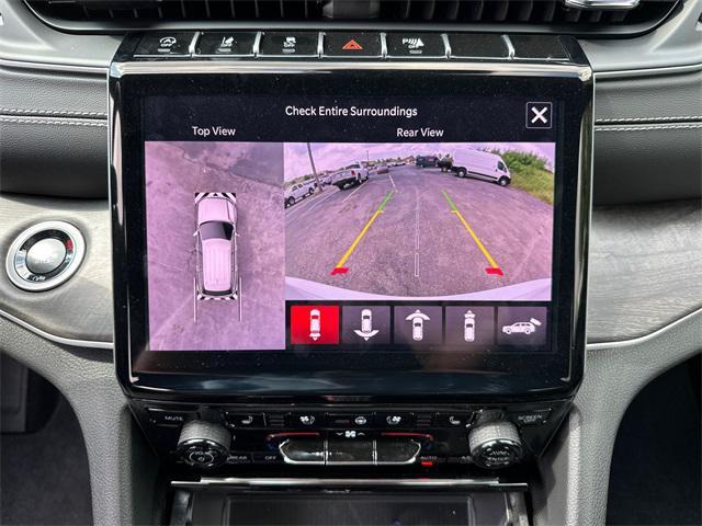Photo of 2025 White Jeep Grand Cherokee