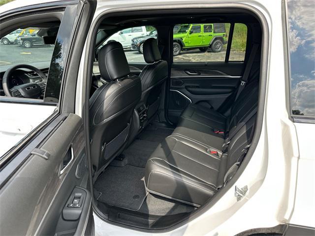Photo of 2025 White Jeep Grand Cherokee