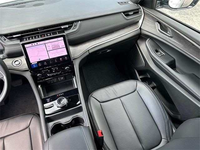 Photo of 2025 White Jeep Grand Cherokee