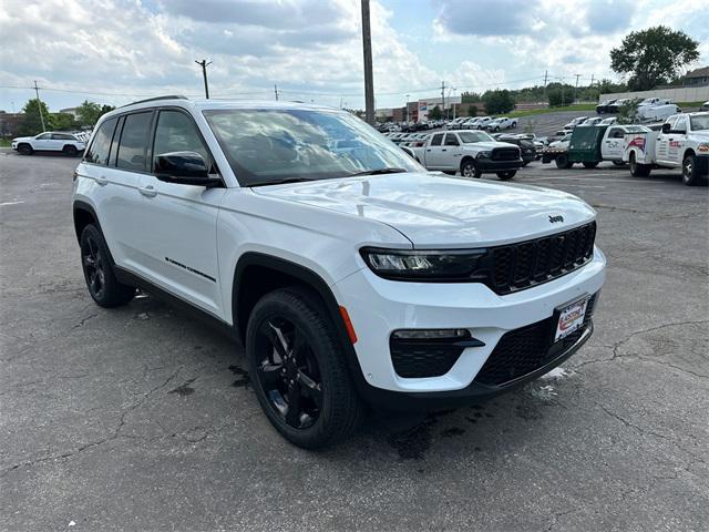 Photo of 2025 White Jeep Grand Cherokee