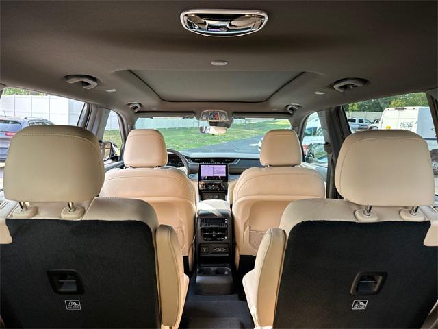 Photo of 2025 White Jeep Grand Cherokee L