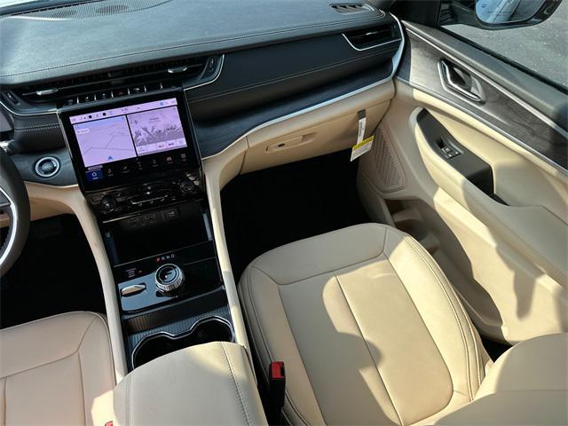 Photo of 2025 White Jeep Grand Cherokee L