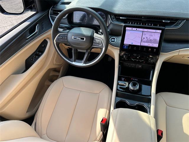 Photo of 2025 White Jeep Grand Cherokee L