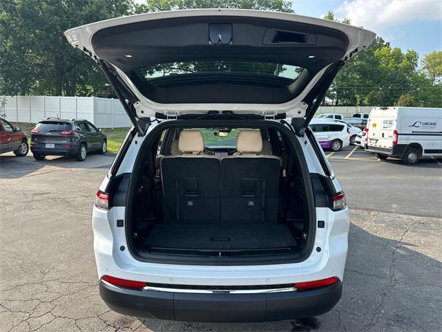 Photo of 2025 White Jeep Grand Cherokee L