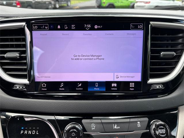 Photo of 2022 Brilliant Black Crystal Pearlcoat Chrysler Pacifica