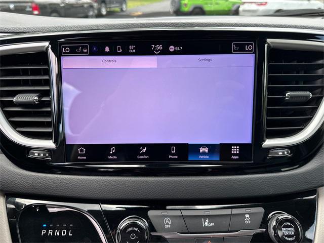 Photo of 2022 Brilliant Black Crystal Pearlcoat Chrysler Pacifica