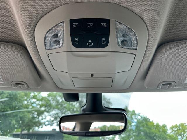 Photo of 2022 Brilliant Black Crystal Pearlcoat Chrysler Pacifica