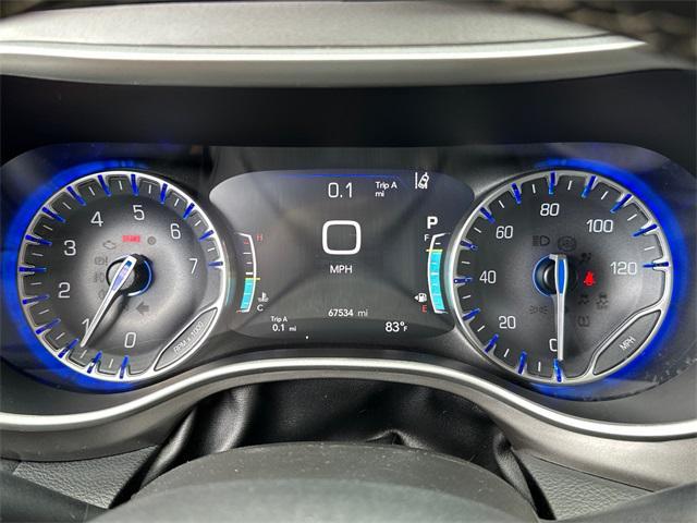 Photo of 2022 Brilliant Black Crystal Pearlcoat Chrysler Pacifica