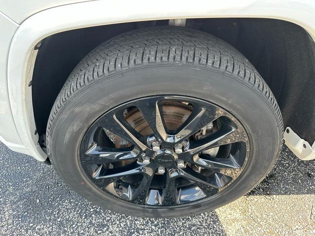 Photo of 2021 Bright White Clearcoat Jeep Grand Cherokee