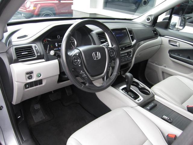 Photo of 2017 Lunar Silver Metallic Honda Pilot
