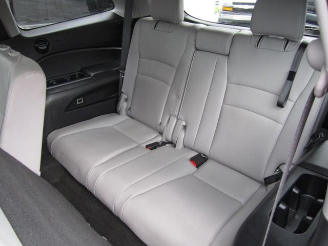 Photo of 2017 Lunar Silver Metallic Honda Pilot