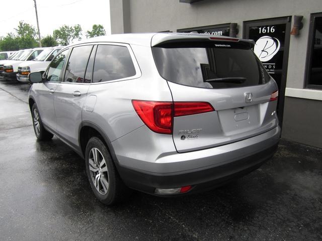 Photo of 2017 Lunar Silver Metallic Honda Pilot