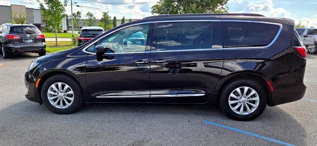 Photo of 2017 Burgundy Chrysler Pacifica